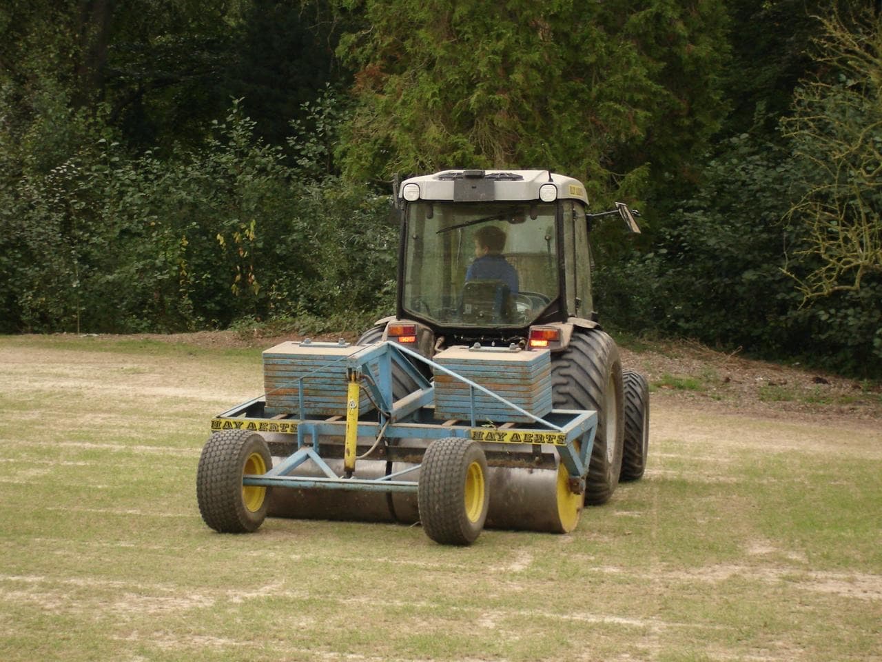 Jonge Yannick aan het werk op het land met de trekker