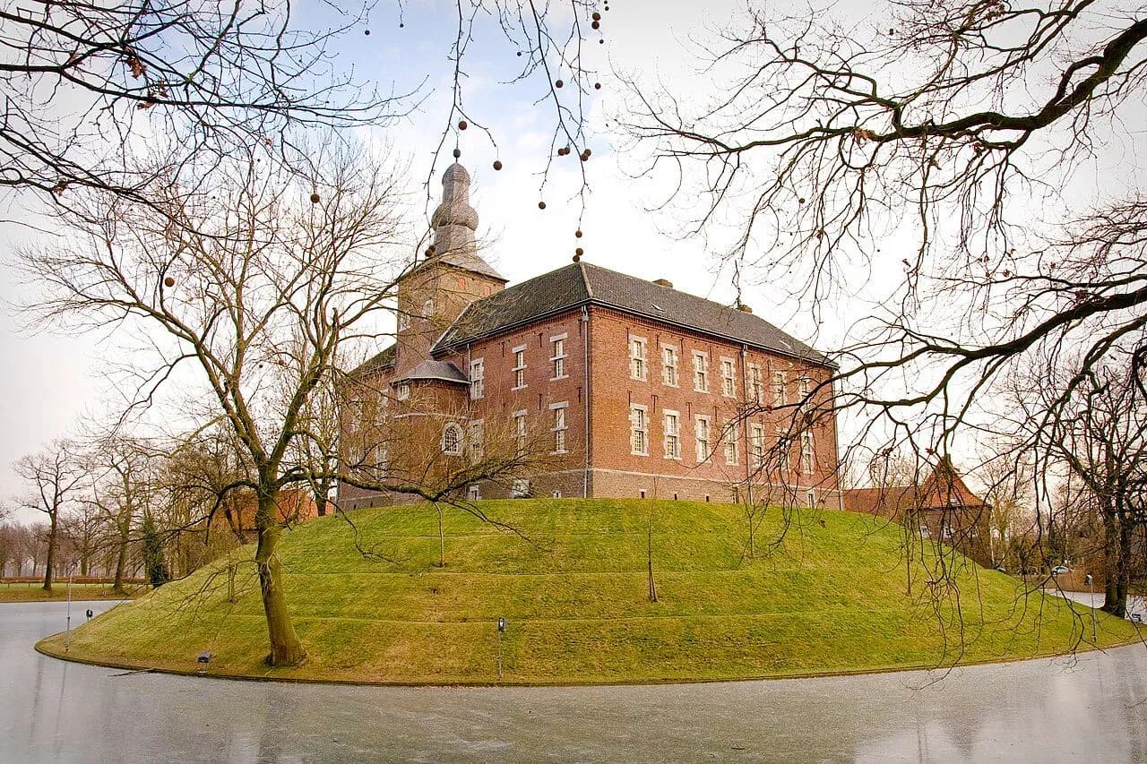 Kasteel Limbricht in Limbricht — tuinonderhoud rondom het mottekasteel en Sint-Salviuskerkje door Top Tuinen